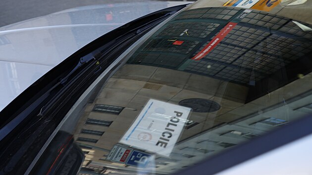 Detektivov� z N�rodn� centr�ly proti organizovan�mu zlo�inu od r�na zasahuj� na brn�nsk�m centr�ln�m stavebn�m ��ad�. Razie podle v�eho souvis� s dne�n�m zadr�en�m sedmi lid� kv�li podez�en� na neopr�vn�n� z�skanou dotaci na inova�n� centrum pro za��naj�c� v�deck� firmy a projekty. P�ed ��adem stoj� policejn� auto. (8. dubna 2026)