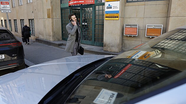 Detektivov� z N�rodn� centr�ly proti organizovan�mu zlo�inu od r�na zasahuj� na brn�nsk�m centr�ln�m stavebn�m ��ad�. Razie podle v�eho souvis� s dne�n�m zadr�en�m sedmi lid� kv�li podez�en� na neopr�vn�n� z�skanou dotaci na inova�n� centrum pro za��naj�c� v�deck� firmy a projekty. P�ed ��adem stoj� policejn� auto. (8. dubna 2026)