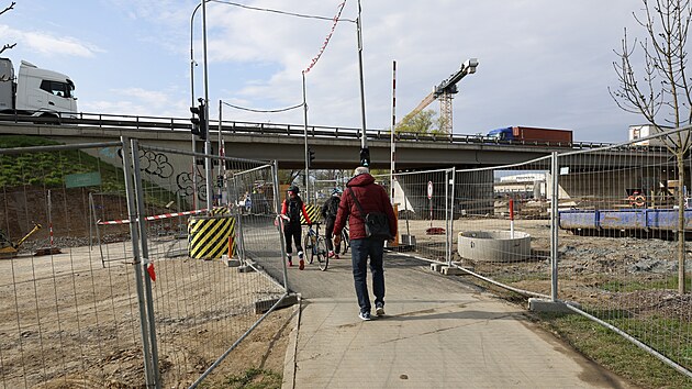 Provoz na znovuotev�en� brn�nsk� cyklostezce pod�l Svratky u mostu pod d�lnic� D1 ��d� v provizorn� k�i�ovatce semafory se z�vorami. Proj�d� tudy toti� stavebn� technika vyu��van� p�i p�estavb� k�i�ovatky D1 a D2. (2. dubna 2026)