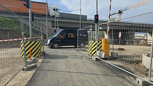 Provizorn� k�i�ovatka se semafory na brn�nsk� cyklostezce u mostu pod d�lnic� D1 slou�� stavb� i cyklist�m a chodc�m. �erven� na semaforu nasko�� pouze v p��pad�, �e se ke k�i�ovatce p�ibl�� vozidlo stavby. (2. dubna 2026)