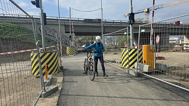 Z d�vodu bezpe�nosti plat� v cel�m inkriminovan�m �seku p��sn� z�kaz j�zdy na kole. Cyklist� z n�j mus� na za��tku bezpe�nostn�ho koridoru sl�zt a pot� jej v�st. (2. dubna 2026)
