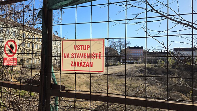 Kr�ter mezi ulicemi Veve��, Pek�rensk� a Kounicova v centru Brna zmiz�. V polovin� roku tam za�ne v�stavba bytov�ho komplexu nazvan�ho Rezidence Veve��. (7. dubna 2026)