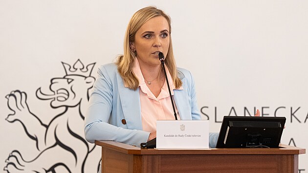 Politici za��naj� vyb�rat, kdo m� b�t v Rad� �esk� televize, v jej� pravomoci je jmenov�n� a odvol�n� gener�ln�ho �editele a schvalov�n� rozpo�tu. Na sn�mku kandid�tka Lucie Pl�kov�. (1. dubna 2026)