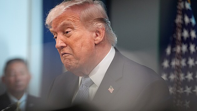 Americk� prezident Donald Trump hovo�� s novin��i v tiskov�m s�le Jamese Bradyho v B�l�m dom� ve Washingtonu. (6. dubna 2026)