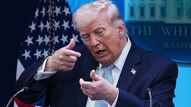 Americk� prezident Donald Trump hovo�� s novin��i v tiskov�m s�le Jamese...