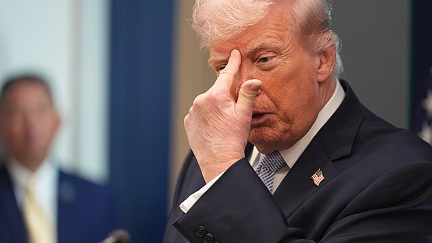 Americk� prezident Donald Trump hovo�� s novin��i v tiskov�m s�le Jamese Bradyho v B�l�m dom� ve Washingtonu. (6. dubna 2026)