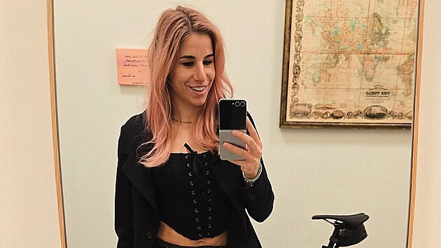 Ester Ledeck� zaujala fanou�ky nezvyklou barvou vlas�