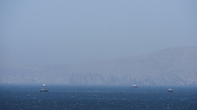 Lod� v Hormuzsk�m pr�livu u b�eh� om�nsk�ho guvernor�tu Musundam (8. dubna 2026)
