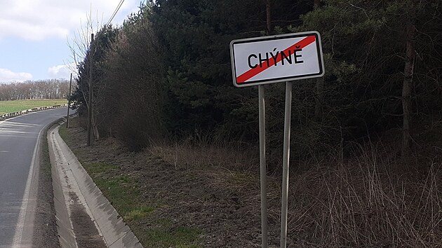 Nezn�m� vtip�lek p�elepil zna�ky oznamuj�c� za��tek a konec obce Hostivice na...