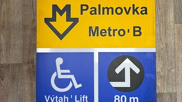 Pra�sk� dopravn� podnik prod�v� vy�azen� cedule z metra.