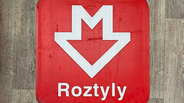 Pra�sk� dopravn� podnik prod�v� vy�azen� cedule z metra.