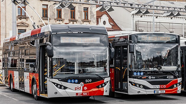Prvn� j�zda trolejbusu na lince ��slo 52 na trase Na Kn�ec� - U Waltrovky. (1. dubna 2026)