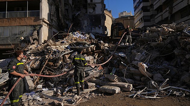 Libanon�t� hasi�i a voj�ci prohled�vaj� trosky budovy, kterou den p�edt�m...