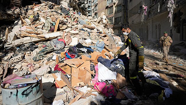 Libanon�t� hasi�i a voj�ci prohled�vaj� trosky budovy, kterou zni�il izraelsk�...