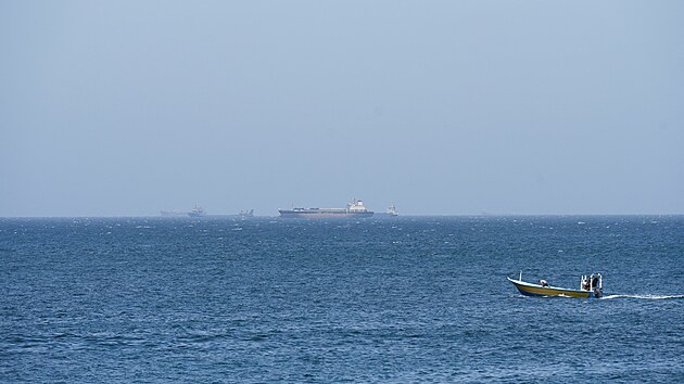 Lod� a �luny v Hormuzsk�m pr�livu u pob�e�� om�nsk�ho guvernor�tu Musandam (8....