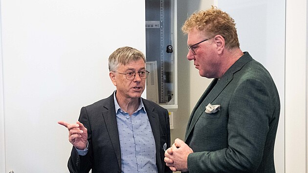 Hynek Chud�rek a Milan Fridrich na mimo��dn�m jedn�n� Rady �esk� televize ohledn� pl�novan�ch �prav v syst�mu placen� televizn�ho poplatku. (8. dubna 2026)