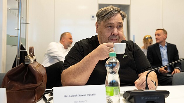 Lubo� Xaver Vesel� na mimo��dn�m jedn�n� Rady �esk� televize ohledn� pl�novan�ch �prav v syst�mu placen� televizn�ho poplatku. (8. dubna 2026)