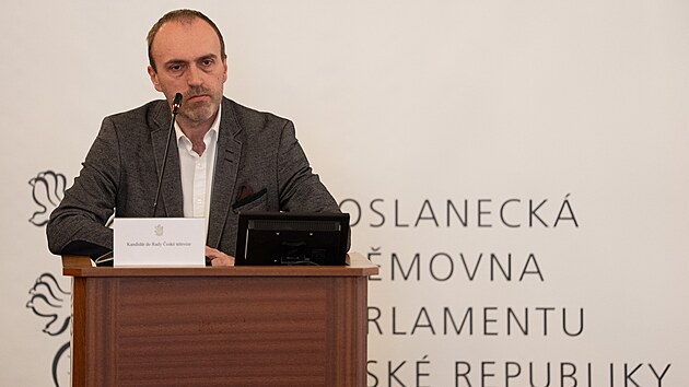Politici zač&iacute;naj&iacute; vyb&iacute;rat, kdo m&aacute; b&yacute;t v Radě Česk&eacute; televize, v jej&iacute;ž pravomoci...