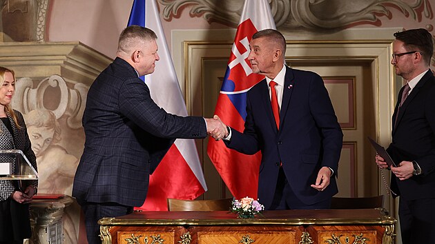Premi��i Andrej Babi� a Robert Fico si pod�vaj� ruce po podepisu memoranda o prohlouben� spolupr�ce. (31. b�ezna 2026)
