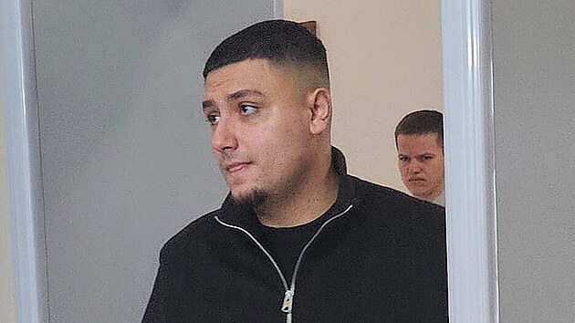 T�iadvacetilet� Enrico Pe�ta, zn�m� jako romsk� raper Hard Rico, u Krajsk�ho soudu v Ostrav�. (1. duben 2026)