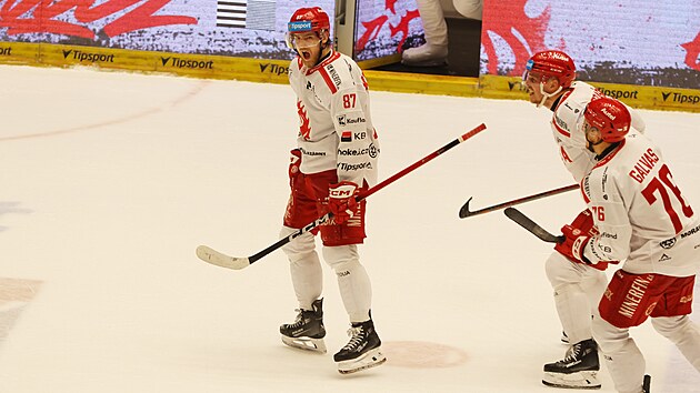 T�ineck� Michal Kova���k slav� rozhoduj�c� g�l ve druh�m semifin�le proti Karlov�m var�m.