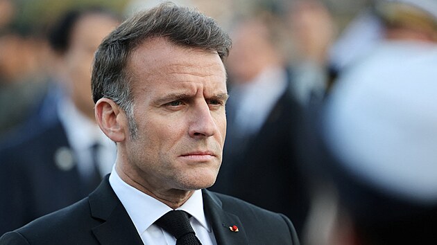 Francouzsk� prezident Emmanuel Macron v Soulu  vzd�v� hold padl�m francouzsk�m voj�k�m, kte�� bojovali za Ji�n� Koreu b�hem korejsk� v�lky. (2. dubna 2026)