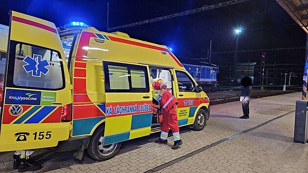 Zat�mco z�chran��i o�et�ovali mu�e p��mo v jedouc�m vagonu, sanitn� v�z se bleskov� p�esunul na hlavn� n�dra��, aby na pacienta �ekal hned u dve�� vlaku. (5. dubna 2026)
