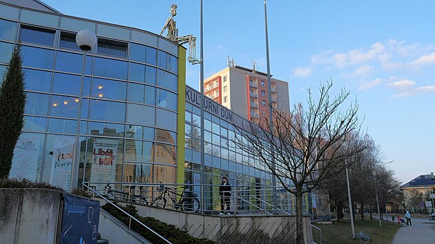 Na druh�m m�st� skon�ila instalace Zlatej soused na st�e�e kulturn�ho domu.