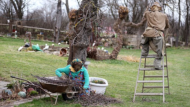 Nov� sc�na v Ole�n�: Alois st��h� v�tve, babi�ka Ane�ka mu pod �eb��kem asistuje. (2. dubna 2026)