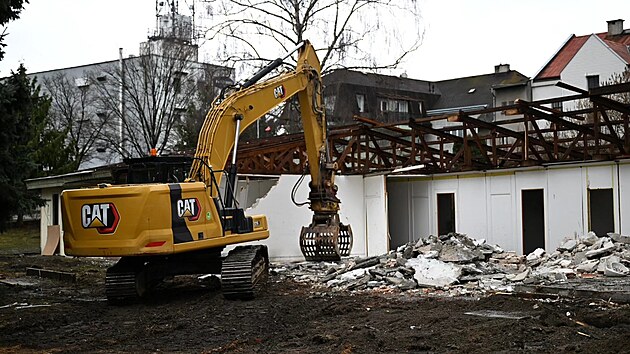 Kone�n� byla zbour�na mnoho des�tek let star� d�ev�n� budova v are�lu technick�ch slu�eb v B�lohradsk� ulici v Havl��kov� Brod�. (duben 2026)