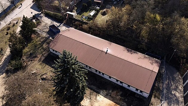 Kone�n� byla zbour�na mnoho des�tek let star� d�ev�n� budova v are�lu technick�ch slu�eb v B�lohradsk� ulici v Havl��kov� Brod�.