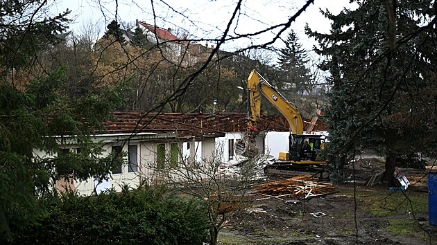 Kone�n� byla zbour�na mnoho des�tek let star� d�ev�n� budova v are�lu technick�ch slu�eb v B�lohradsk� ulici v Havl��kov� Brod�.