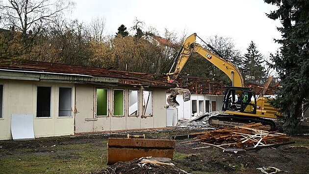 Kone�n� byla zbour�na mnoho des�tek let star� d�ev�n� budova v are�lu technick�ch slu�eb v B�lohradsk� ulici v Havl��kov� Brod�.