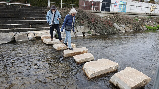 Aktu�ln� se sice p�es ���ku B�lou je�t� ofici�ln� chodit ned�, na jedn� stran� je toti� cesta zav�en�, ov�em n�kte�� u� si p�eskakov�n� kamen� vyzkou�eli. (2. dubna 2026)