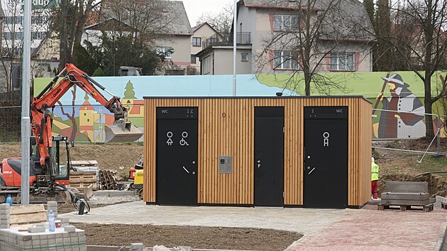 Na jedn� stran� roste z�chytn� parkovi�t�, kde nebudou chyb�t ani ve�ejn� toalety. (2. dubna 2026)