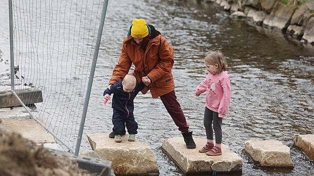 Nov� brod za�ne v Pelh�imov� fungovat letos v �ervnu. N�kte�� m�stn� si ov�em p�echod p�es kameny zat�m aspo� zkou��. (2. dubna 2026)