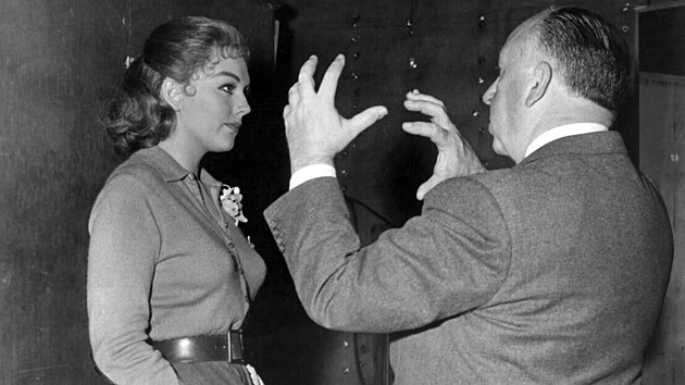 I proto, �e v��m zam�chala bulv�rn� rubrika, kter� o jejich kontaktech napsala. (Je�t� jednou p�i pr�ci na filmu Vertigo, op�t s mistrem hororu, jeho� m�zou se stala.)
