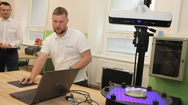 P�i Vy��� odborn� �kole obalov� techniky a St�edn� �kole �t�t� toti� vzniklo Centrum excelence odborn�ho vzd�l�v�n�, kter� nab�z� nap��klad speci�ln� 3D tisk�rnu nebo 3D skener.