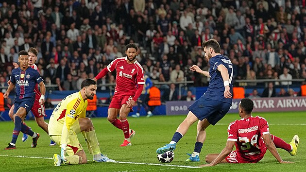Khvicha Kvaratskhelia z PSG (v modr�m) si ud�lal dobr� den z obrany Liverpoolu...