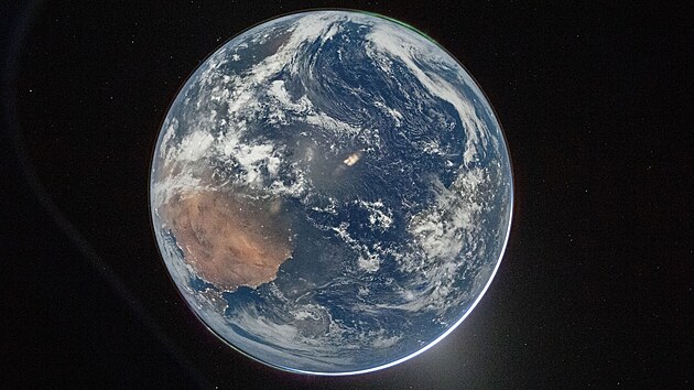 NASA zve�ejnila prvn� sn�mky Zem� po��zen� pos�dkou mise Artemis II. (4. dubna 2026)