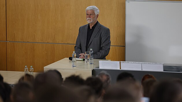 Prezident Petr Pavel p�i debat� se studenty v Brn� na Mendelov� univerzit�.