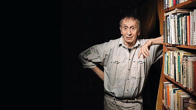 Spisovatel Ivan Kraus se m�l p�vodn� st�t ��edn�kem zahrani�n�ho obchodu. �ivotn� okolnosti ho v�ak zavedly do divadla a posadily za psac� stroj. A v roce 1968 si sbalil kufr a odjel s variet� na Z�pad... S autorem vynikaj�c�ch pov�dek a satir, kter� ho proslavily ve sv�t�, jsme si pov�dali v jeho dom� za Prahou, kde �ije se svou usm�vavou a energickou �enou Nad�dou, nejen o cest� k bestseller�m, bratru Janovi, rodin�, emigraci a milosti, kterou nikdy nep�ijali, ale i o jeho ske�i Censor, v jeho� filmov� podob� si zahr�l Anthony Hopkins.