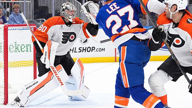 Dan Vlada� zasahuje lapa�kou v br�n� Philiadelphie p�i utk�n� s New York Islanders