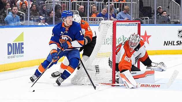 Dan Vlada� v br�n� Philadelphie se chyst� zablokovat akci Matthewa Barzala z New York Islanders.