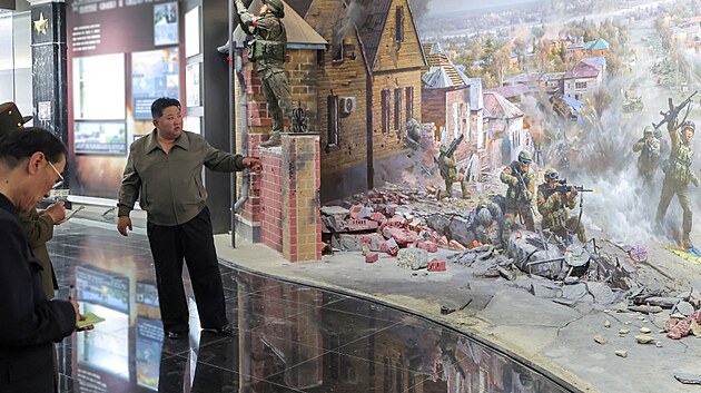 Kim zkontroloval památník severokorejským padlým od Kurska. Notesy se plnily