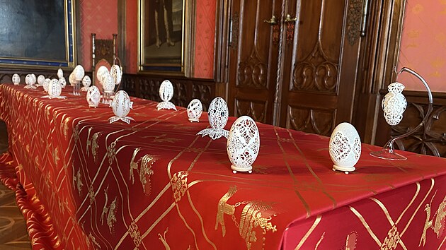 Zuzana K�nigov� vy�ez�v� do vajec nejr�zn�j�� ornamenty, pou��v� p�i tom model��skou vrta�ku a zubn� fr�zku. Jej� d�la nyn� dozdobuj� interi�ry sychrovsk�ho z�mku.