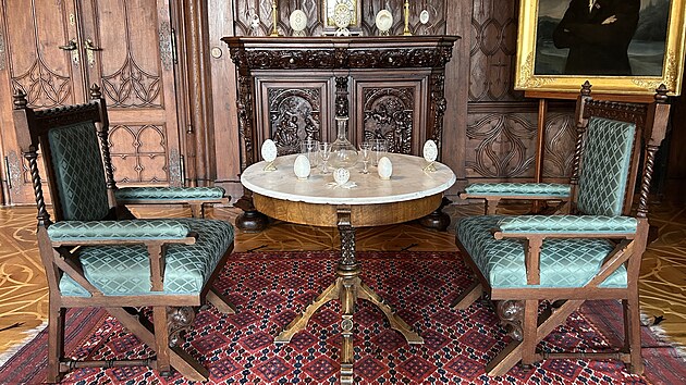 Zuzana K�nigov� vy�ez�v� do vajec nejr�zn�j�� ornamenty, pou��v� p�i tom model��skou vrta�ku a zubn� fr�zku. Jej� d�la nyn� dozdobuj� interi�ry sychrovsk�ho z�mku.