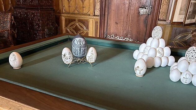 Zuzana K�nigov� vy�ez�v� do vajec nejr�zn�j�� ornamenty, pou��v� p�i tom model��skou vrta�ku a zubn� fr�zku. Jej� d�la nyn� dozdobuj� interi�ry sychrovsk�ho z�mku.