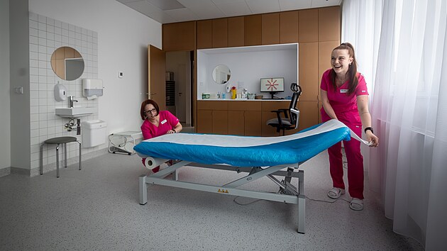 Za��zen� m� t�i opera�n� s�ly, deset ambulanc� a rozs�hl� rehabilita�n� z�zem�.