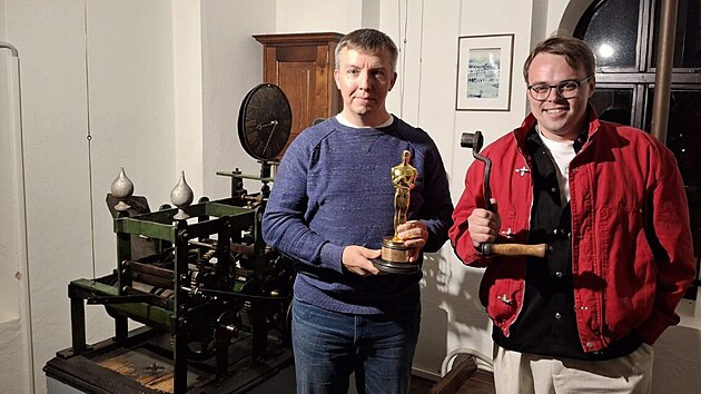 Starosta Jilemnice David Hlav�� (vlevo) a Pavel Talankin s Oscarem ve v�i jilemnick� radnice. (4. dubna 2026)